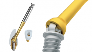 Planificación digital de la orientación de los canales de tornillo, con comparación entre canales rectos y angulados. Aplicación de canales de tornillo angulados para corregir la angulación del implante y desplazar la salida del canal lejos de la zona estética.